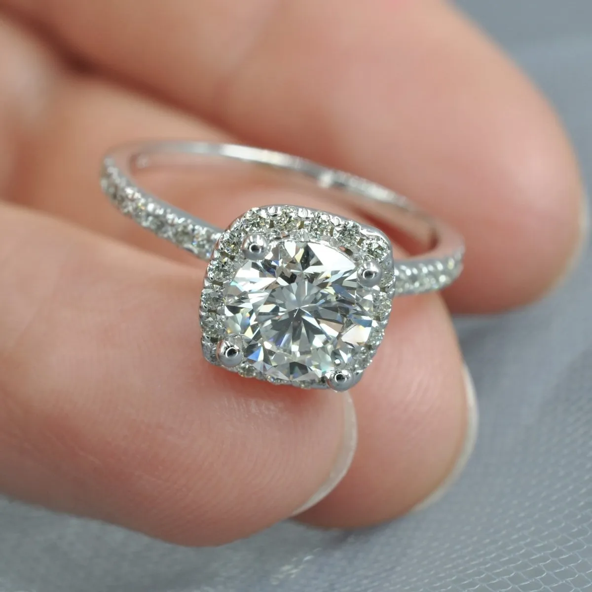 Distinctive 1.40 CT Round Cut Diamond Engagement Ring in 14 KT White Gold